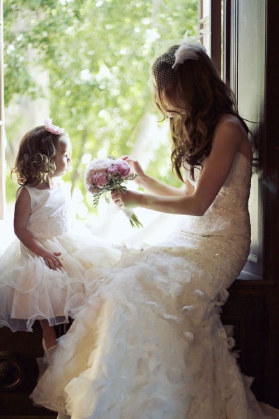 36 Cute Wedding Photo Ideas of Bride and Flower Girl | Deer Pearl Flowers