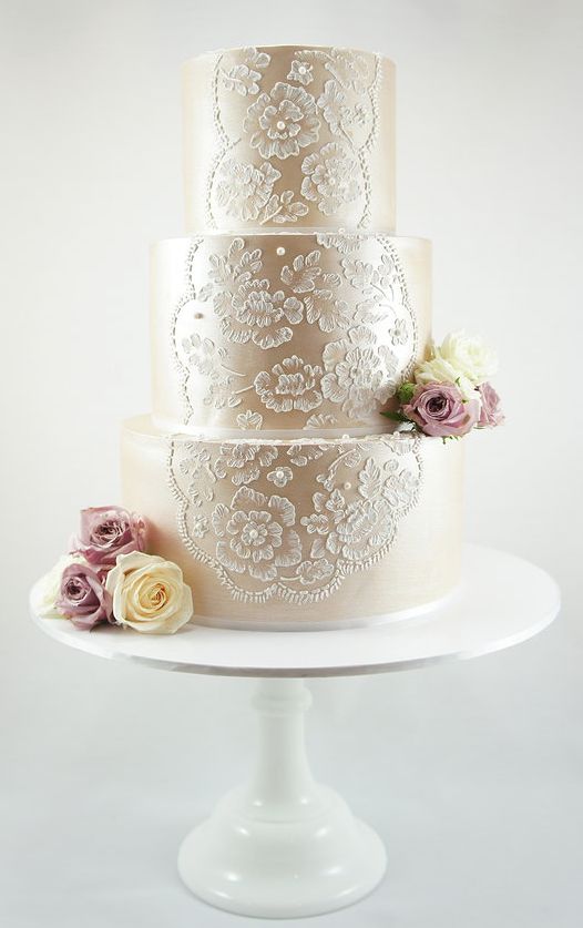 Vintage wedding cakes with lace and pearls