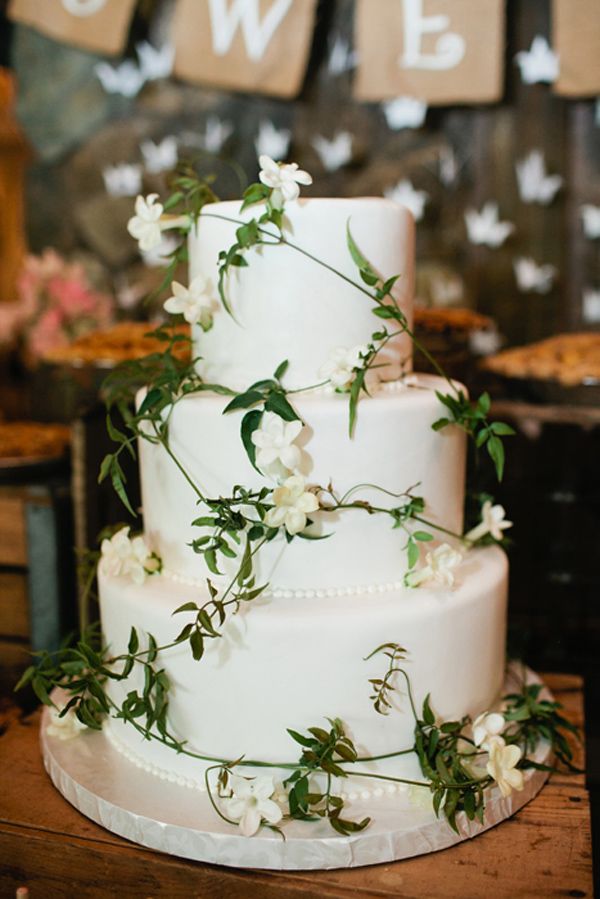 white and green wedding cake by vanilla bake shop Deer