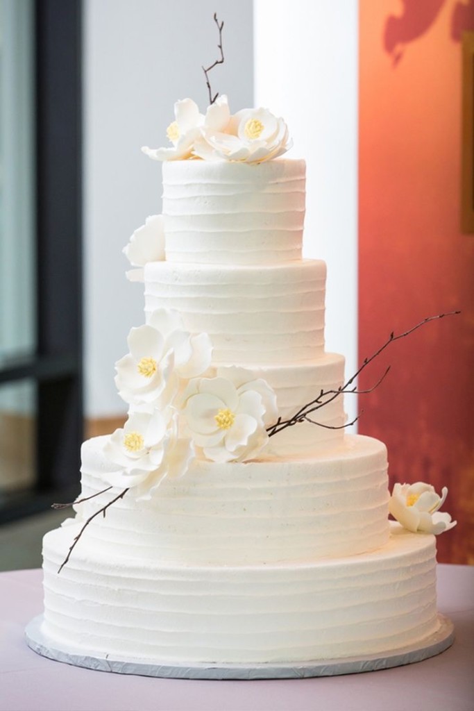30 Delicate White Wedding Cakes Deer Pearl Flowers