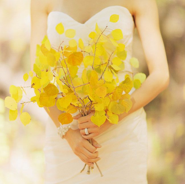 fall wedding ideas - yellow leaf bouquet