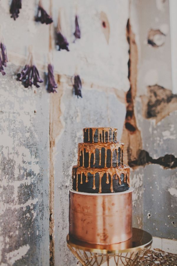 metallic drip wedding cake