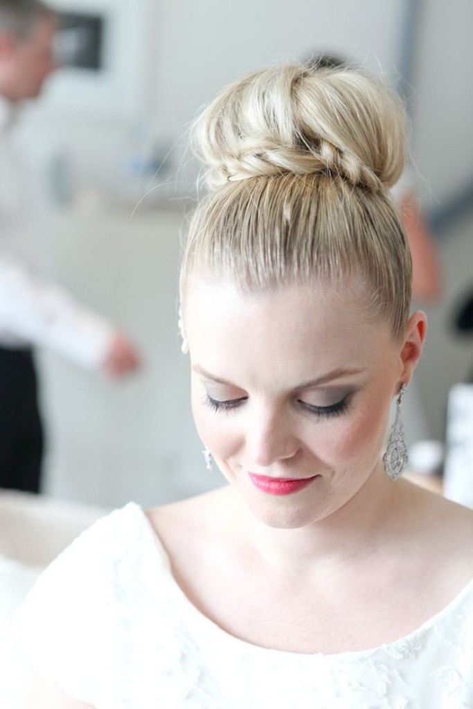 30 Top Knot Bun Wedding Hairstyles That Will Inspire(with 30 Top Knot Bun Wedding Hairstyles That Will Inspire(with