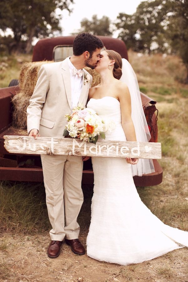 rustic wedding photo pose ideas