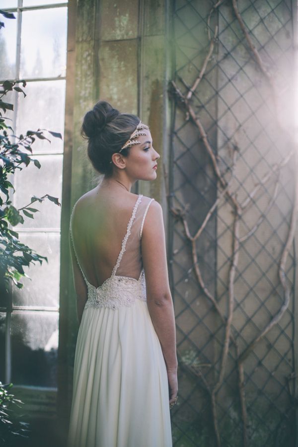 Backless wedding dress by Maria Senvo