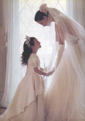 36 Cute Wedding Photo Ideas of Bride and Flower Girl 15 Cute Bride and Flower Girl pose.