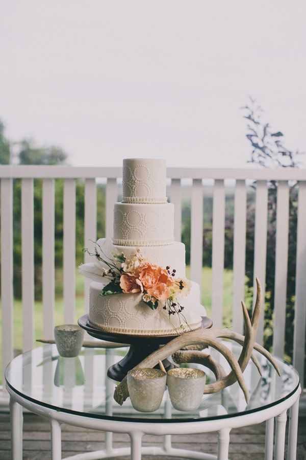 Embossed wedding cake ideas with antler