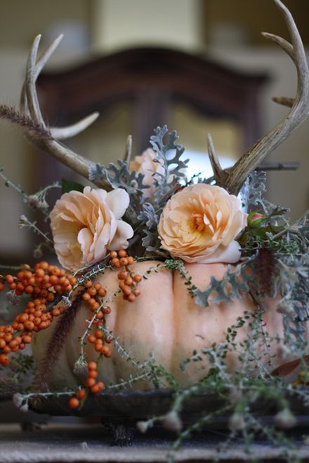 Fall wedding ideas-pumpkin centerpiece with faux antlers