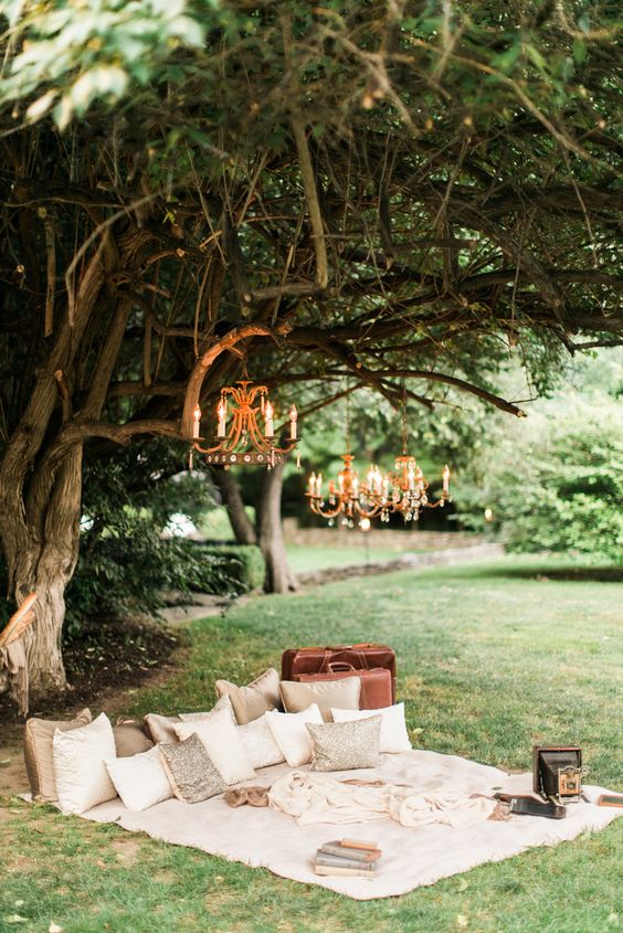 Romantic Outdoor Lounge and Photo Spot