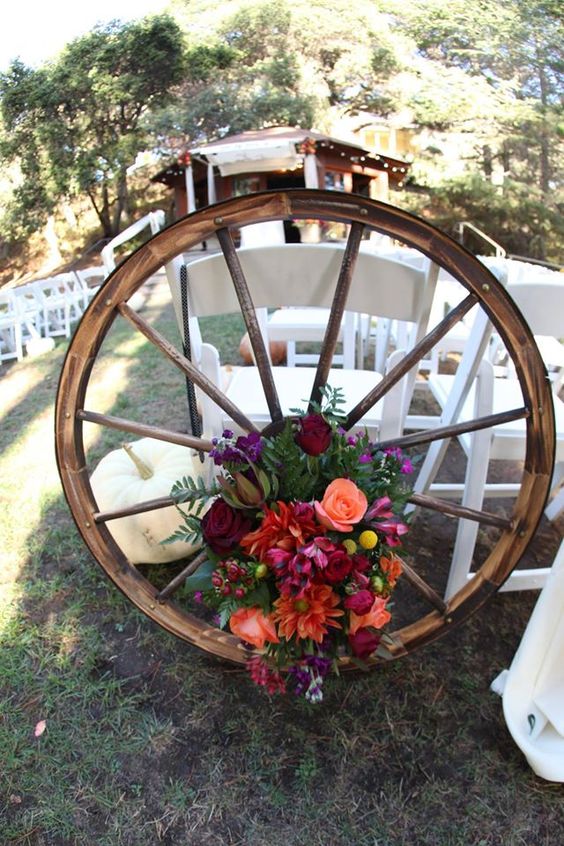 Rustic wagon wheels wedding flower decor ideas