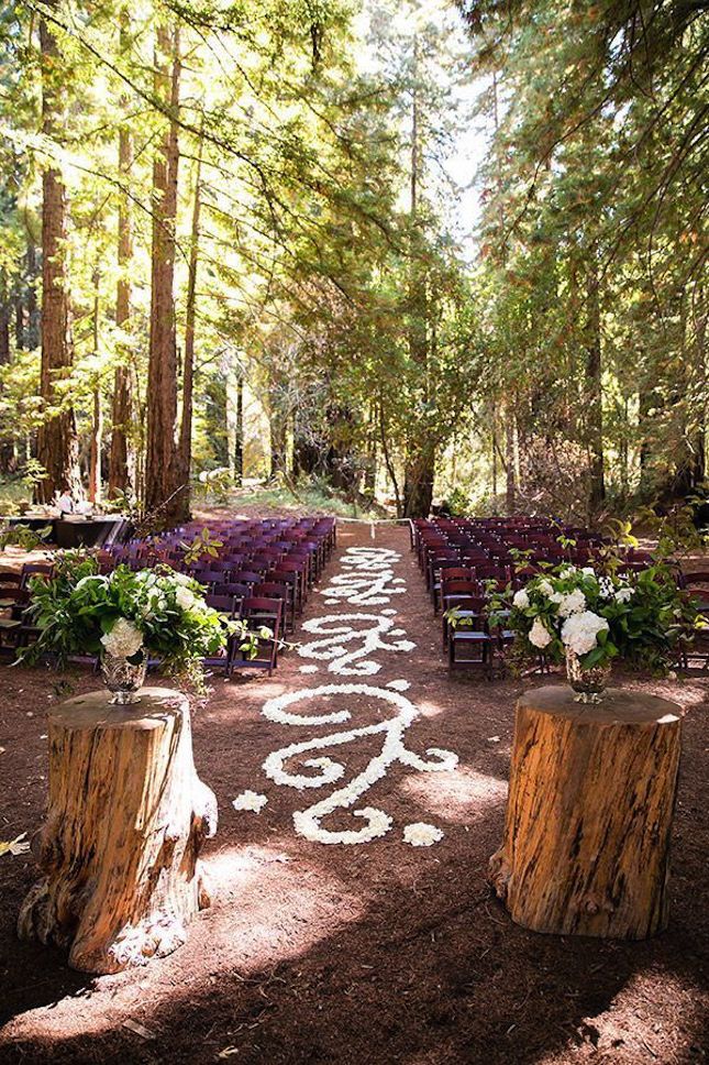 Use flower petals to make a gorgeous patterned wedding aisle