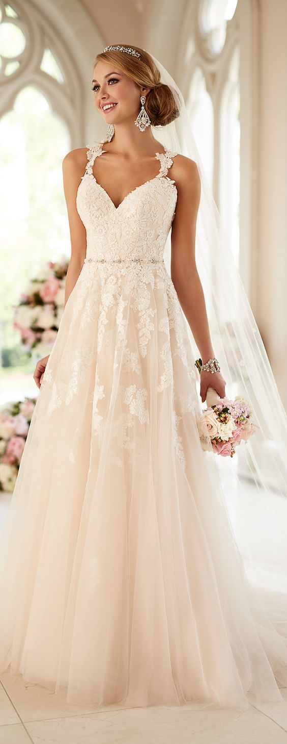 beautiful lace wedding dress