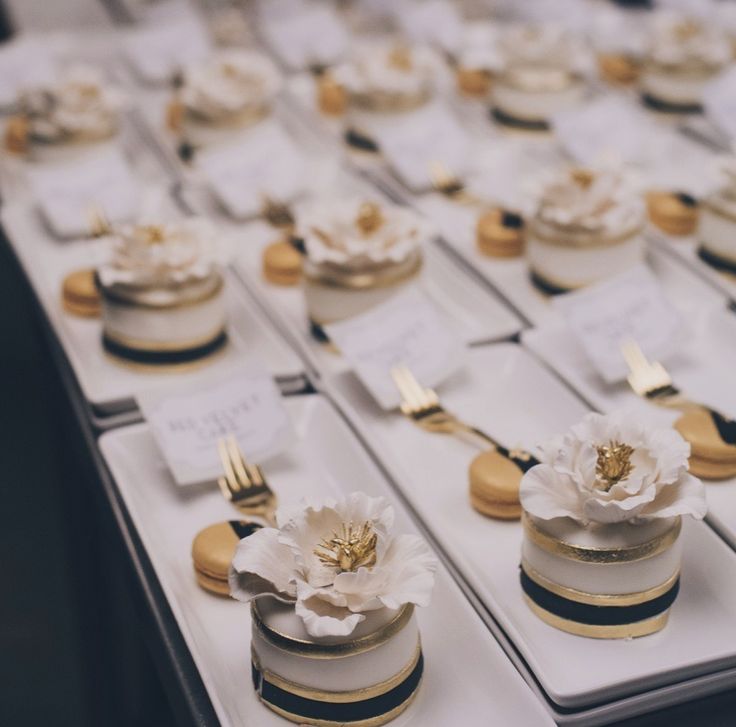 20 Mini Wedding Cakes Too Good To Eat! Plus Tutorials! 17 black white and gold mini wedding cakes with sugar flower topper