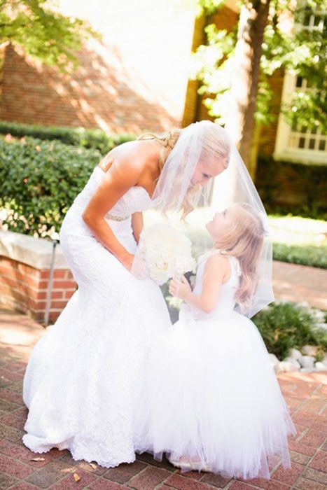 cute wedding photo ideas - bride and the flower girl