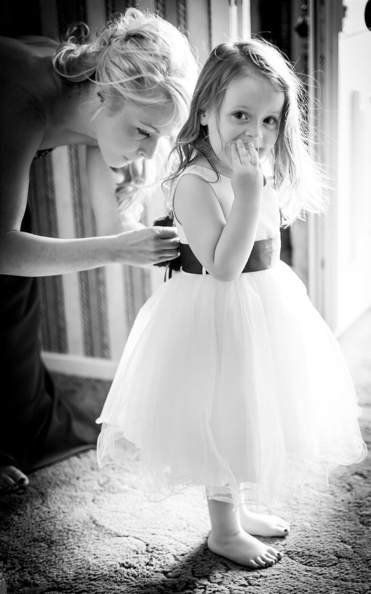funny wedding photo ideas - bride and flower girl