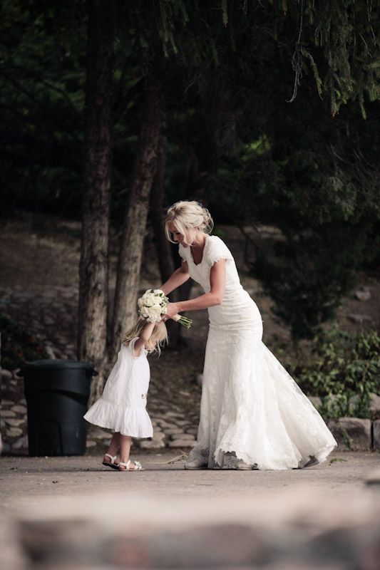 ideas for wedding photos - bride and flower girl
