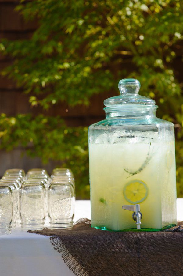 lemonade with small mason jars as drinking glass and wedding favor