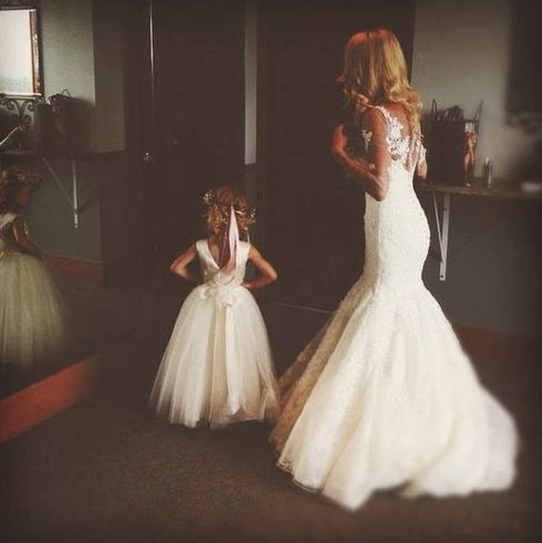 must have wedding photos - bride and flower girl