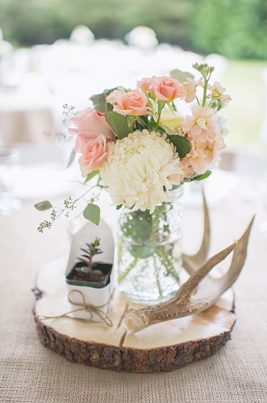 rustic wedding table decor ideas-anltler and flower centerpieces