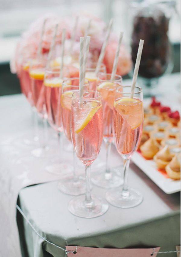 sparkling pink lemonade wedidng cocktails drink for classic peach wedding