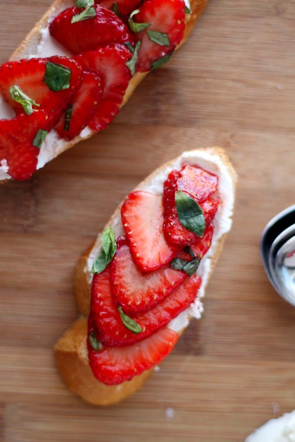 summer healthy appetizers-Balsamic Strawberry and Goat Cheese Crostin