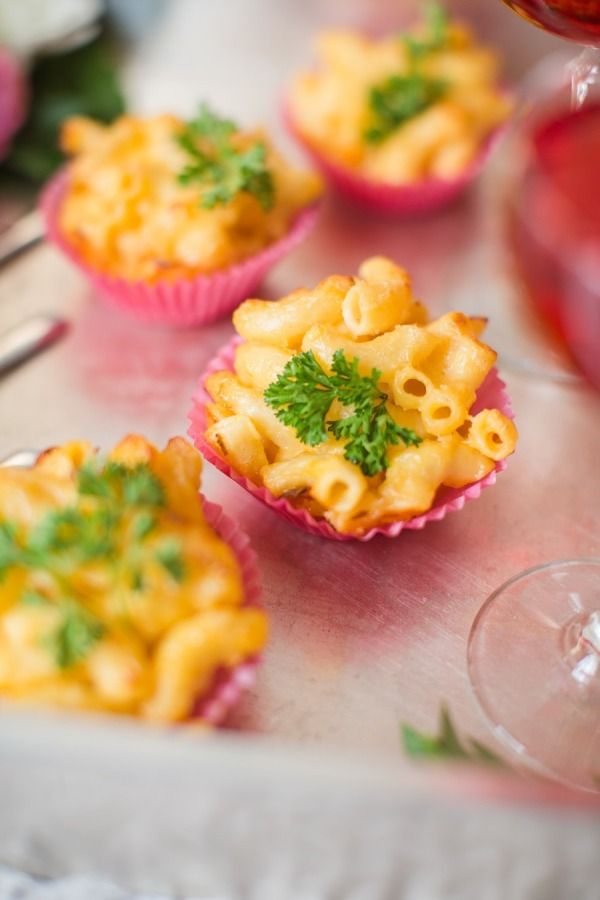 summer wedding appetizers ideas-Mini mac and cheese