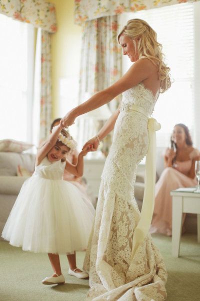 wedding photo ideas - Dancing with the flower girl