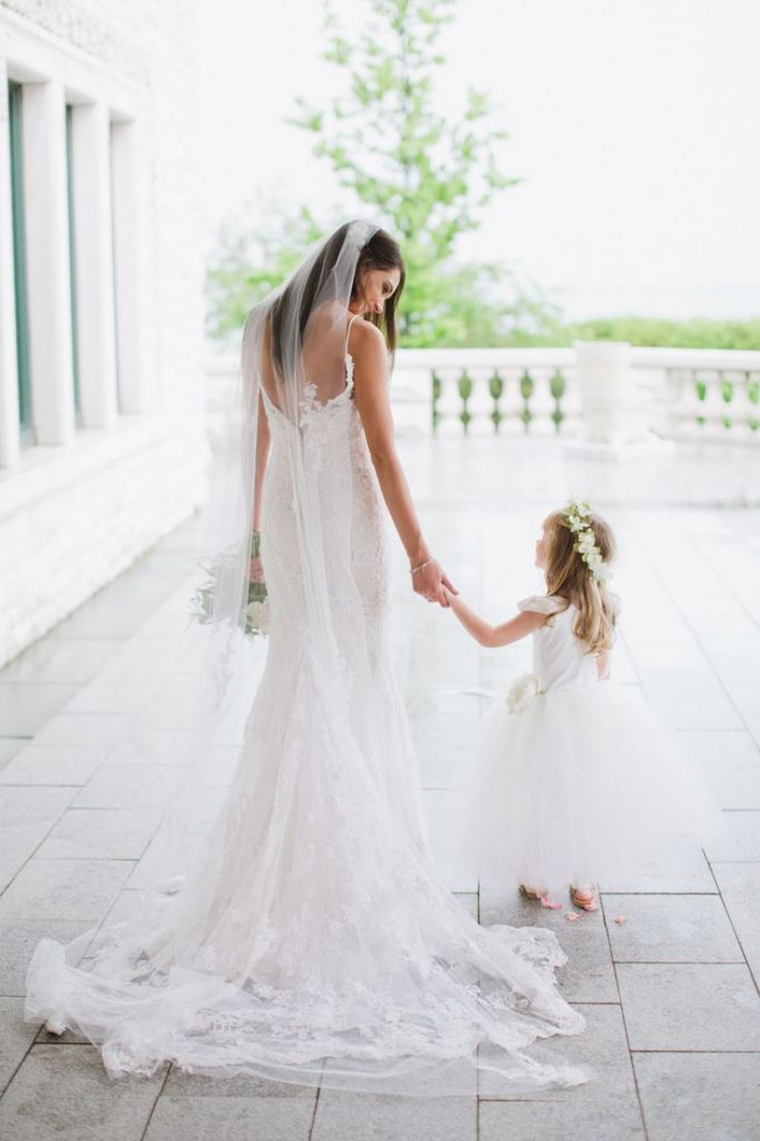 wedding photo ideas - bride and flower girl