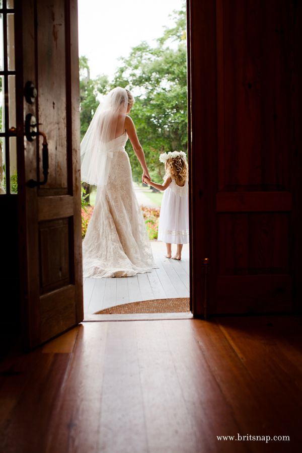 wedding photo shoot ideas - bride and flower girl