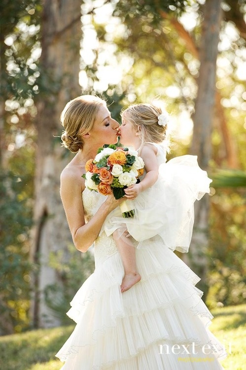 wedding pictures ideas - bride kiss the flower girl