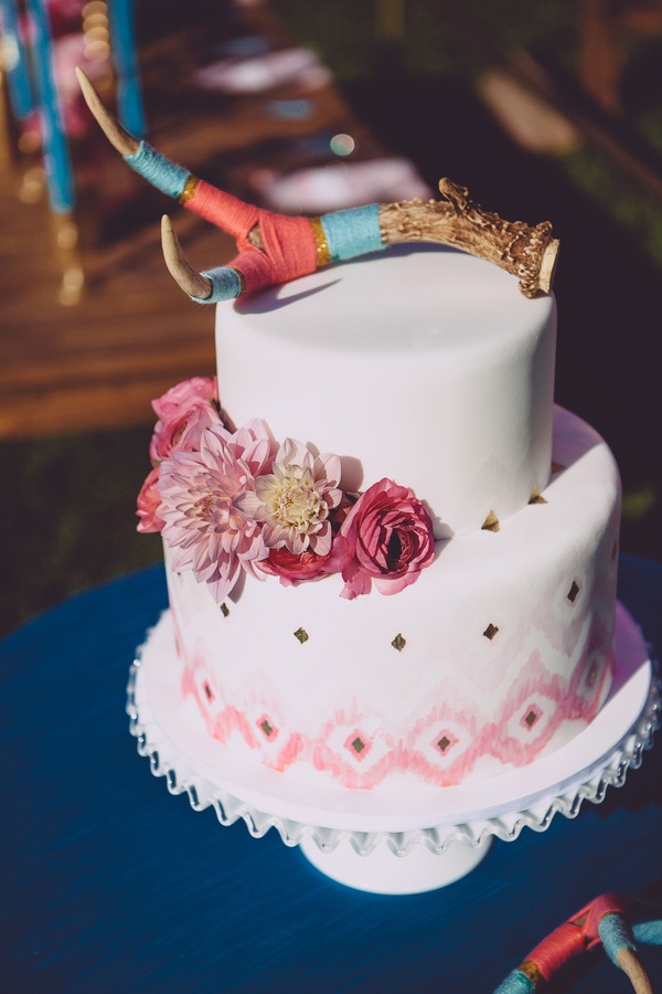 yarn-wrapped antler cake topper and pink wedding cake