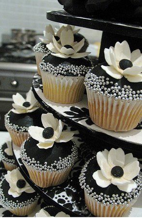 Black and white cupcake wedding idea