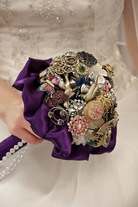 DIY bridal brooch bouquet with DIY ornament wedding bouquets