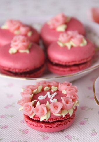 Raspberry Macaroons decorated with roses