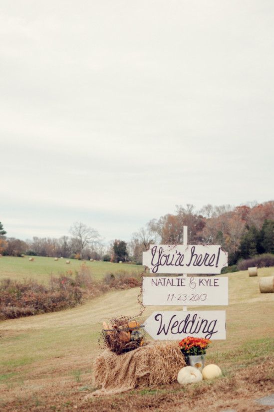 Welcome your guests with a DIY wedding sign