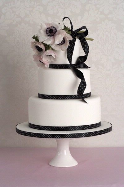 black and white wedding cake with anemone flowers bouquet