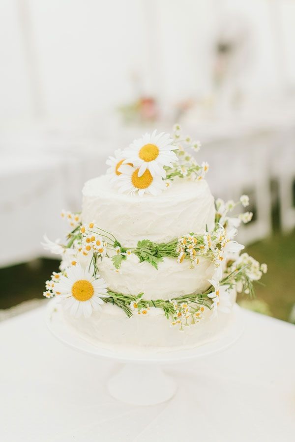 daisies on whiter buttercream wedding cake