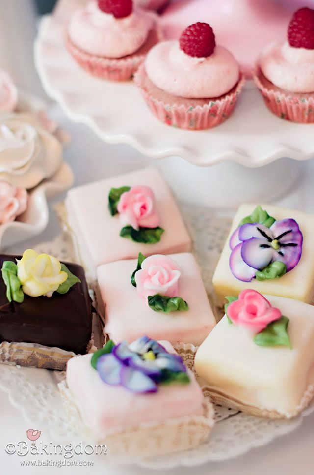 pastel mini wedding cakes with flower details