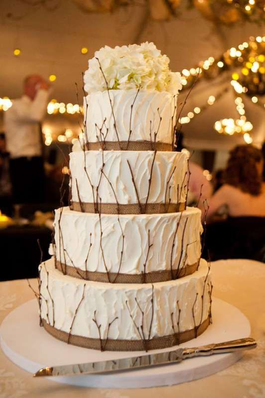 rustic burlap wedding cake perfect for a fall wedding