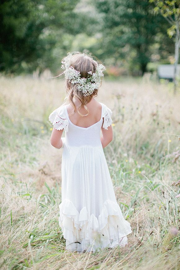 rustic wedding ideas-flower girl hairstyle with baby’s breath crown