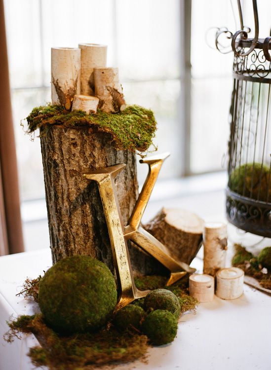 tree stump and moss wedding decor ideas