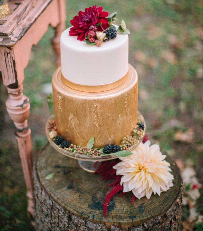 white and gold wedding cake for a fall wedding