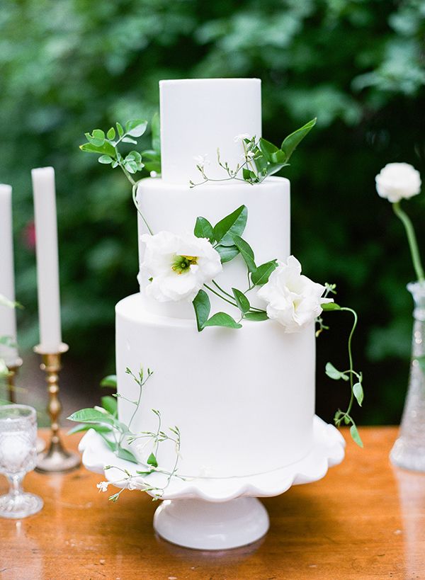Elegant and classic white wedding cake