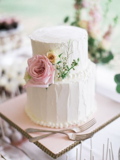 Rustic iced cake with pastel roses