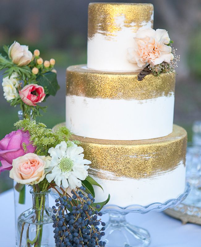 White & gold wedding cake