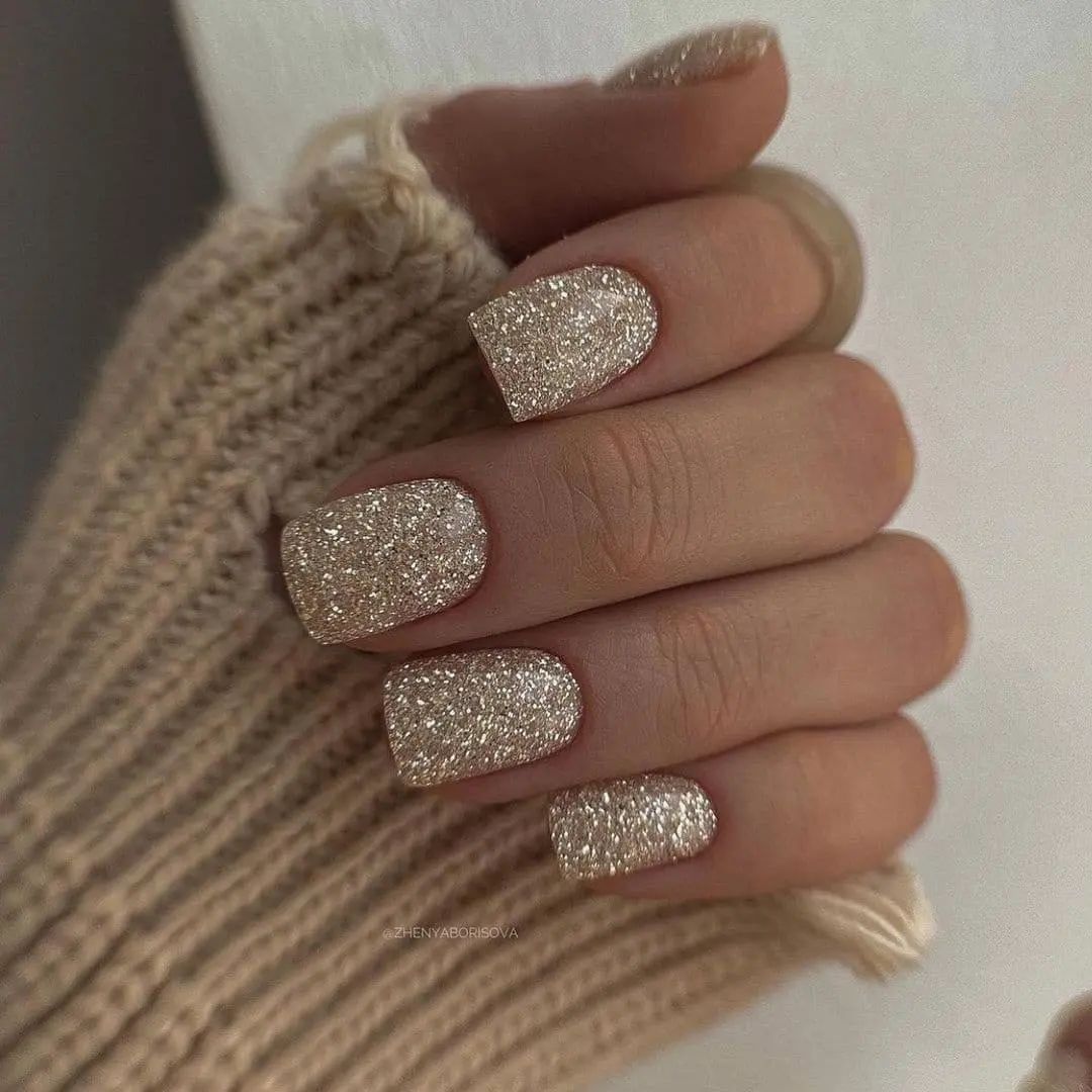 gold glitter wedding guest nail art