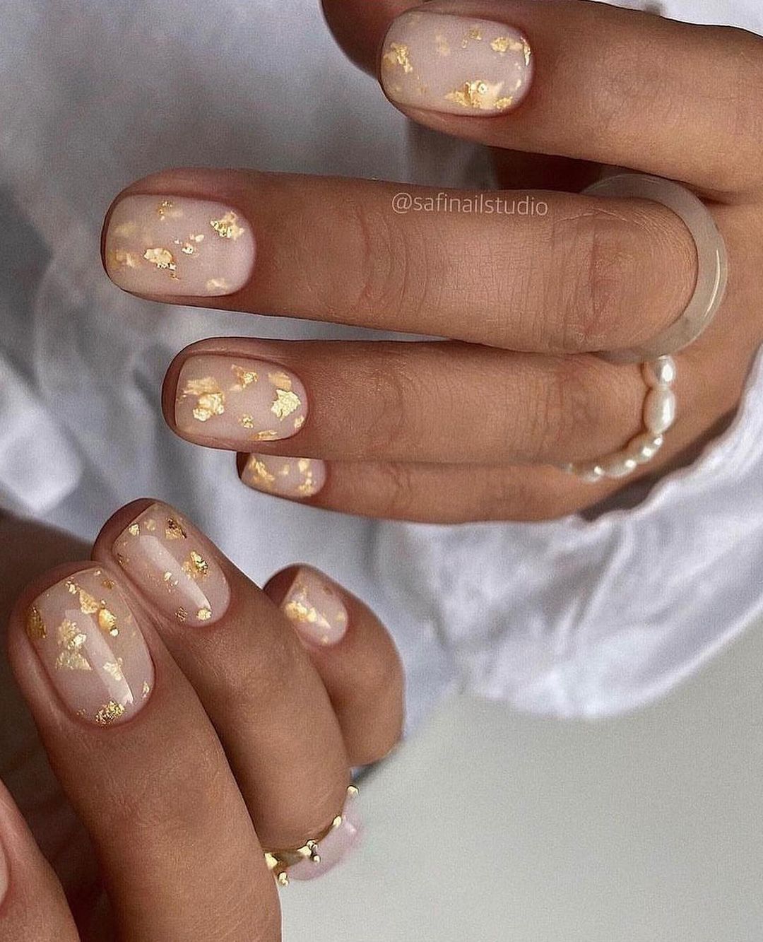 gold glitter wedding nail art for guest