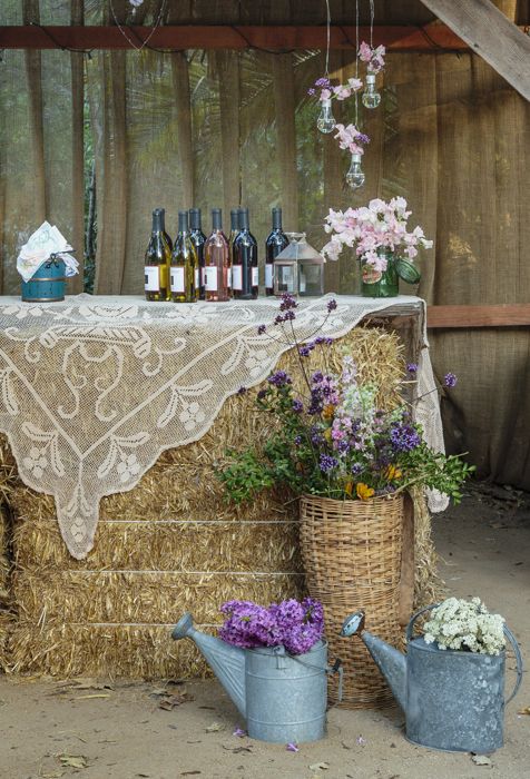 hay bale lace and wildflower outdoor country wedding decor ideas