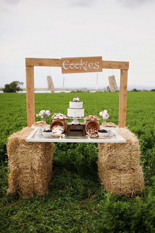 hay bale rustic country wedding table seting ideas