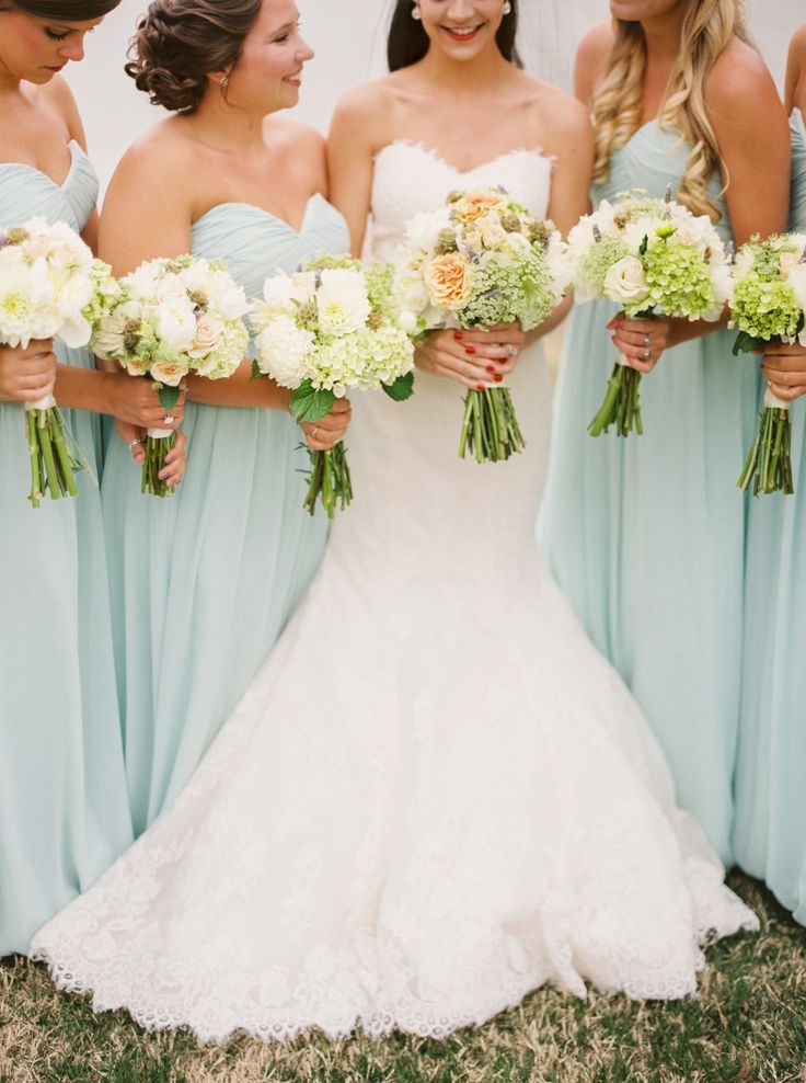 white and green bridesmaid bouquets